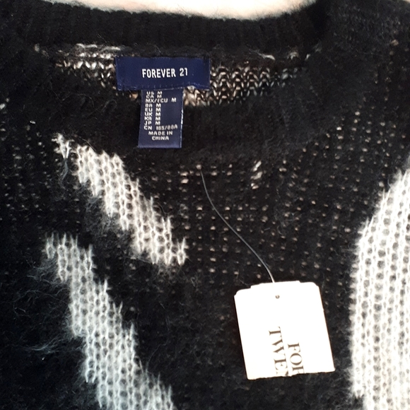 *NEW* FOREVER 21 Women's Black & White Fuzzy Sweater Size Medium NWT - Picture 3 of 3